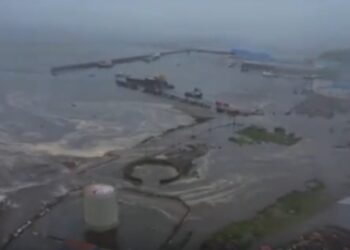 Um terremoto de magnitude 8,8 atingiu a costa leste da Rússia nesta quarta-feira (30), provocando ondas de tsunami que alcançaram o Japão, Havaí, Califórnia, Oregon, Washington e Alasca. Alerta foi rebaixado, mas efeitos continuam sendo monitorados.