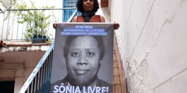 Aprovada há dez anos, a Lei das Domésticas garantiu direitos históricos, mas a maioria das trabalhadoras ainda enfrenta informalidade, baixos salários e exclusão de benefícios como o PIS. Diaristas seguem sem cobertura legal.