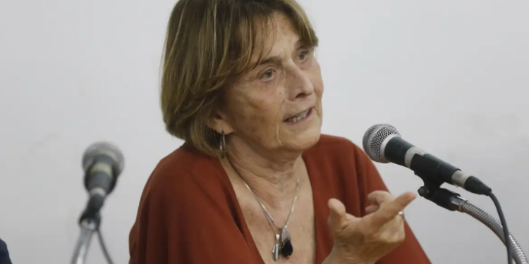 Helena Nader, presidente da Academia Brasileira de Ciências, alerta que o Brasil pode ficar para trás na ciência dentro do Brics. Em 2024, o bloco superou o G7 em publicações científicas, mas o país ainda carece de investimentos e visão estratégica.