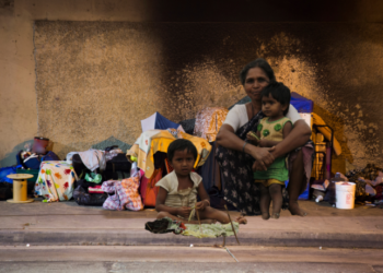 Entre 2022 e 2024, mais de 1,5 milhão de brasileiros foram despejados à força. Entenda as causas, quem mais sofre e como a crise habitacional piorou no país. Tags: despejos no Brasil, remoções forçadas, crise habitacional, moradia digna, direitos humanos, desigualdade social