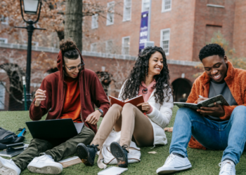 Estudantes com renda de até três salários mínimos podem se inscrever no Aluguel Universitário em Niterói e receber R$ 700 por mês para morar no Centro da cidade. Válido para alunos da UFF e faculdades privadas.