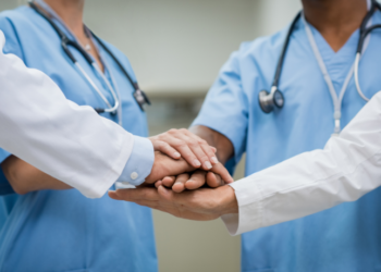 Mutirão nacional com 45 hospitais universitários mobiliza 3 mil profissionais para reduzir filas do SUS com cirurgias, consultas e exames em especialidades como oncologia e cardiologia.