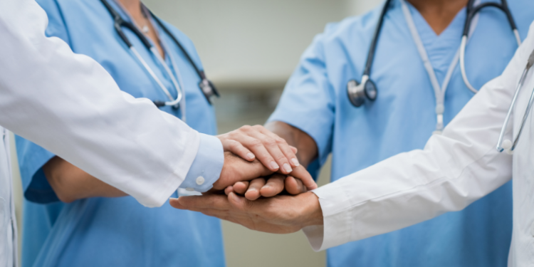 Mutirão nacional com 45 hospitais universitários mobiliza 3 mil profissionais para reduzir filas do SUS com cirurgias, consultas e exames em especialidades como oncologia e cardiologia.