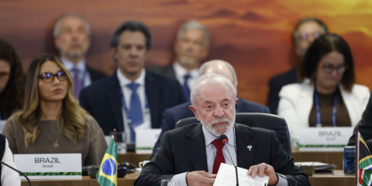 Durante a cúpula do Brics no Rio, Lula criticou FMI, Banco Mundial e OMC, defendeu mais poder para o Sul Global e elogiou o papel do Banco do Brics na transição sustentável.