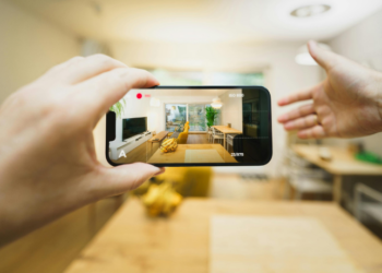 Estupro virtual é reconhecido como crime no Brasil desde 2009. Polícia investiga casos graves envolvendo adolescentes em redes sociais. Veja como a Justiça trata esses abusos.