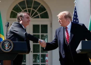 Donald Trump declara apoio público a Jair Bolsonaro e critica decisões do TSE. Entenda o alinhamento entre as lideranças da direita global.