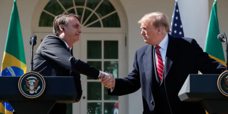 Donald Trump declara apoio público a Jair Bolsonaro e critica decisões do TSE. Entenda o alinhamento entre as lideranças da direita global.