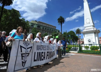 Avós da Praça de Maio identificam o neto 140, sequestrado ainda bebê durante a ditadura argentina. Nascido em centro clandestino, ele é filho de desaparecidos políticos. Caso reforça denúncias de apropriação sistemática de crianças.