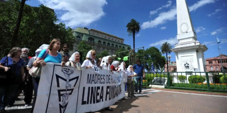 Avós da Praça de Maio identificam o neto 140, sequestrado ainda bebê durante a ditadura argentina. Nascido em centro clandestino, ele é filho de desaparecidos políticos. Caso reforça denúncias de apropriação sistemática de crianças.