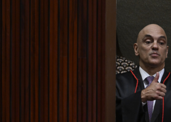 A Justiça da Flórida intimou o ministro Alexandre de Moraes em processo movido por Trump Media e Rumble. As empresas alegam censura e pedem que suas redes sociais fiquem livres das ordens do STF nos Estados Unidos.