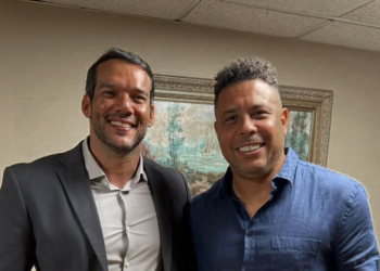 Ronaldo Fenômeno se reaproxima da CBF após críticas e encontro com presidente Samir Xaud em Nova York. Ex-jogador discutiu temas como calendário e arbitragem após desistir da candidatura à presidência da entidade.
