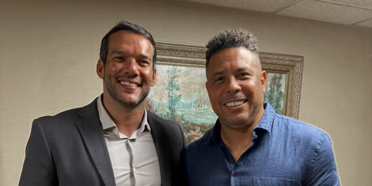 Ronaldo Fenômeno se reaproxima da CBF após críticas e encontro com presidente Samir Xaud em Nova York. Ex-jogador discutiu temas como calendário e arbitragem após desistir da candidatura à presidência da entidade.