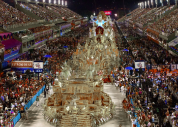 Ingressos para as arquibancadas especiais do Grupo Especial do Carnaval 2026 no Rio de Janeiro se esgotam em cinco horas. Entradas variavam de R$ 100 a R$ 200.
