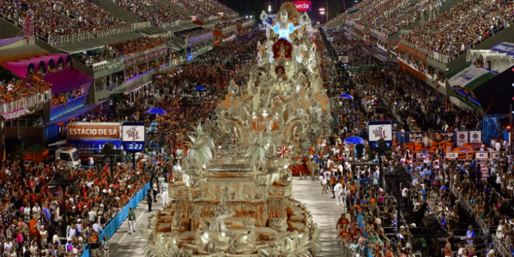 Ingressos para as arquibancadas especiais do Grupo Especial do Carnaval 2026 no Rio de Janeiro se esgotam em cinco horas. Entradas variavam de R$ 100 a R$ 200.