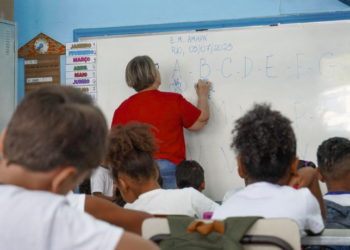 Avaliação do MEC mostra que Rio de Janeiro superou a meta nacional de alfabetização, com 64% das crianças alfabetizadas. Cidade teve um dos maiores avanços do país.