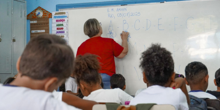 Avaliação do MEC mostra que Rio de Janeiro superou a meta nacional de alfabetização, com 64% das crianças alfabetizadas. Cidade teve um dos maiores avanços do país.