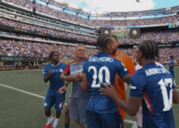 João Pedro, destaque do Chelsea no Mundial de Clubes, foi agredido com um tapa pelo técnico do PSG, Luis Enrique, após a conquista do título. Confusão envolveu outros jogadores do time francês.