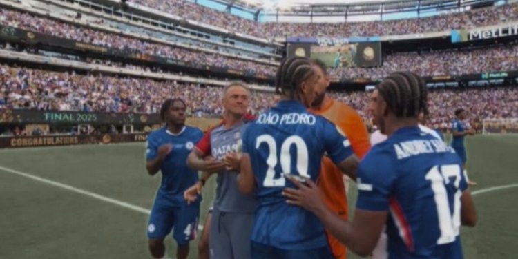 João Pedro, destaque do Chelsea no Mundial de Clubes, foi agredido com um tapa pelo técnico do PSG, Luis Enrique, após a conquista do título. Confusão envolveu outros jogadores do time francês.