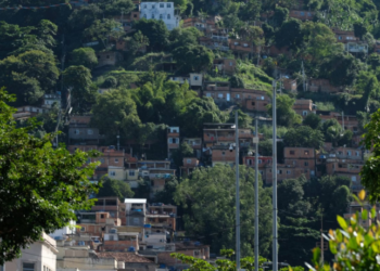Policiais militares foram atacados no Morro dos Macacos, Zona Norte do Rio, dias após operação do Bope que matou líder do Comando Vermelho. Conflito entre facções agrava clima de insegurança na região.