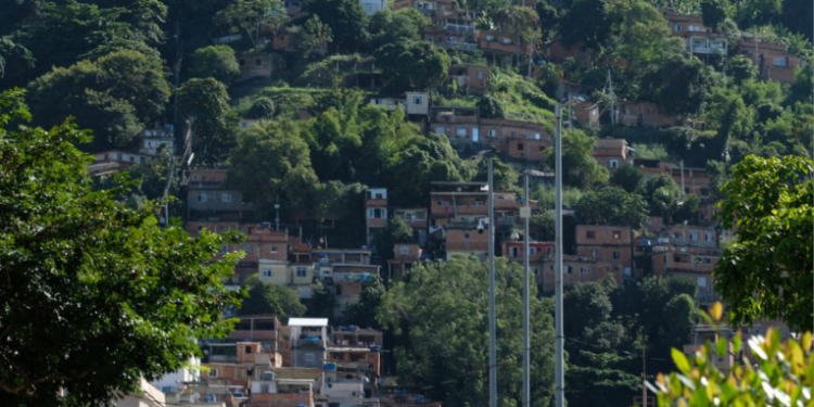 Policiais militares foram atacados no Morro dos Macacos, Zona Norte do Rio, dias após operação do Bope que matou líder do Comando Vermelho. Conflito entre facções agrava clima de insegurança na região.