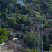 Policiais militares foram atacados no Morro dos Macacos, Zona Norte do Rio, dias após operação do Bope que matou líder do Comando Vermelho. Conflito entre facções agrava clima de insegurança na região.