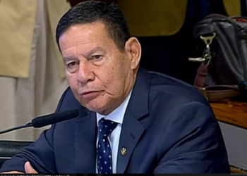 Hamilton Mourão reage a declarações de Trump sobre Bolsonaro e condena interferência internacional. Senador também critica tarifas dos EUA e defende solução brasileira para a crise política.