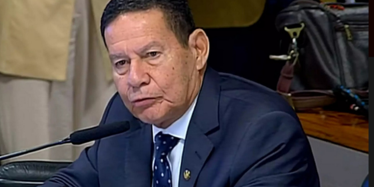 Hamilton Mourão reage a declarações de Trump sobre Bolsonaro e condena interferência internacional. Senador também critica tarifas dos EUA e defende solução brasileira para a crise política.