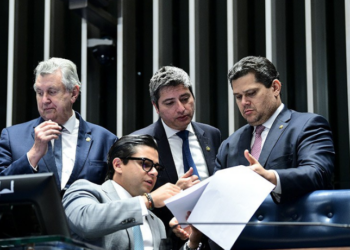 A PEC 66/2023, já aprovada no Senado, permite que municípios parcelem dívidas com o INSS em até 25 anos e estabelece limites para pagamento de precatórios. Texto agora será analisado pela Câmara dos Deputados.