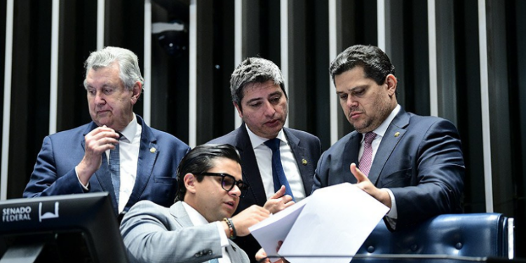 A PEC 66/2023, já aprovada no Senado, permite que municípios parcelem dívidas com o INSS em até 25 anos e estabelece limites para pagamento de precatórios. Texto agora será analisado pela Câmara dos Deputados.