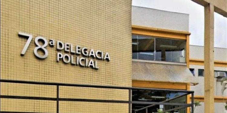Homem com passagens por tráfico é preso em flagrante por receptação em Niterói. Moto adulterada e drogas foram apreendidas durante ação conjunta da Polícia Civil e Segurança Presente.