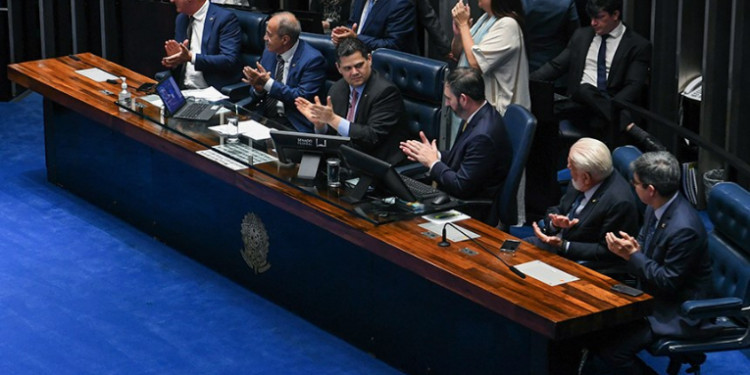 Senado aprova MP que reajusta soldo de militares das Forças Armadas em duas parcelas. Reajuste beneficia 740 mil pessoas e terá impacto de R$ 8,3 bilhões até 2026.