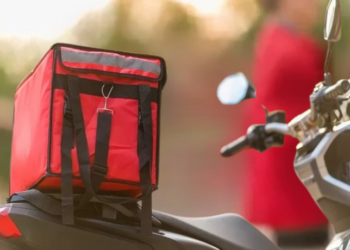 Nova legislação determina que bolsas de delivery no RJ sejam numeradas e vinculadas ao cadastro do entregador. Medida visa aumentar segurança nas entregas.