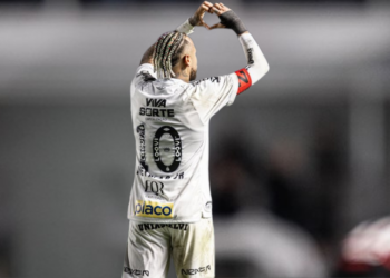 Neymar marca no fim, Santos vence o Flamengo por 1 a 0 na Vila Belmiro e se afasta da zona de rebaixamento. Clube volta a vencer no Brasileirão e reacende a esperança da torcida.