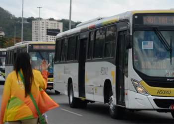 Criminosos sequestraram 24 ônibus em Madureira, Zona Norte do Rio, em resposta a uma operação policial na comunidade da Serrinha. Violência afeta motoristas e paralisa serviços públicos na região.