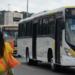 Criminosos sequestraram 24 ônibus em Madureira, Zona Norte do Rio, em resposta a uma operação policial na comunidade da Serrinha. Violência afeta motoristas e paralisa serviços públicos na região.