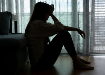 Pesquisa da USP revela ligação entre uso excessivo da internet e problemas como depressão, ansiedade e ideação suicida em universitários.