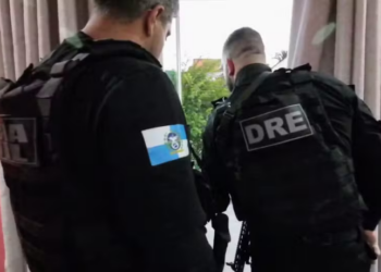 Aprovada pela Alerj, Lei 10.850/2025 autoriza o governo do RJ a criar o Programa Prajás, oferecendo assistência jurídica gratuita a agentes de segurança pública.
