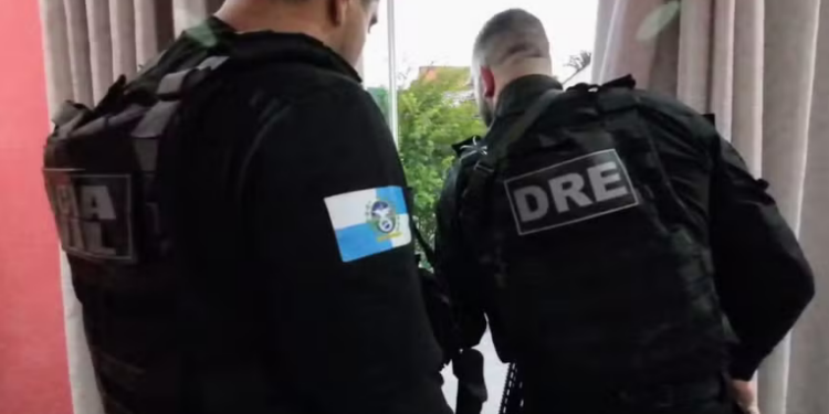 Aprovada pela Alerj, Lei 10.850/2025 autoriza o governo do RJ a criar o Programa Prajás, oferecendo assistência jurídica gratuita a agentes de segurança pública.