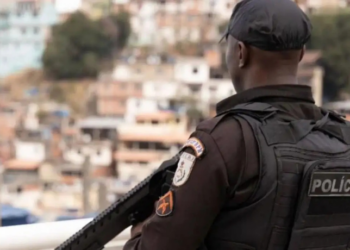 Polícia Militar e MPRJ prendem traficante conhecido como Gorila em operação contra o Comando Vermelho no RJ. Três foram presos, incluindo gerente do tráfico na Mangueirinha.