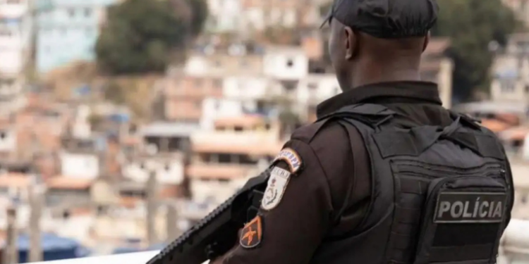 Polícia Militar e MPRJ prendem traficante conhecido como Gorila em operação contra o Comando Vermelho no RJ. Três foram presos, incluindo gerente do tráfico na Mangueirinha.