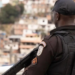 Polícia Militar e MPRJ prendem traficante conhecido como Gorila em operação contra o Comando Vermelho no RJ. Três foram presos, incluindo gerente do tráfico na Mangueirinha.