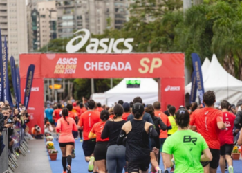 Corrida Asics Golden Run 2025 provoca mudanças no trânsito do Rio neste domingo (13). Interdições e faixas reversíveis afetam Zona Sul e Centro. Confira o que muda.