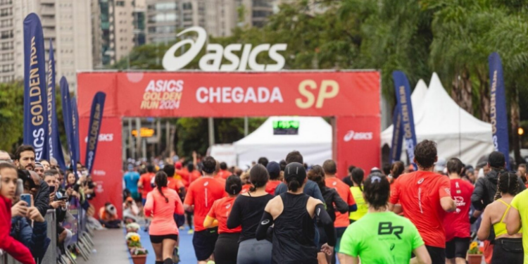 Corrida Asics Golden Run 2025 provoca mudanças no trânsito do Rio neste domingo (13). Interdições e faixas reversíveis afetam Zona Sul e Centro. Confira o que muda.