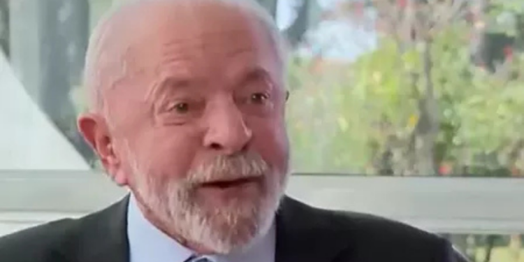Lula reage à tarifa de 50% imposta por Trump, critica Tarcísio por vínculo com ex-presidente dos EUA e afirma que pode disputar a reeleição para evitar volta do bolsonarismo.