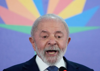 O presidente Luiz Inácio Lula da Silva reagiu com firmeza nesta segunda-feira (7) à declaração feita por Donald Trump, atual presidente dos Estados Unidos, que ameaçou impor uma tarifa de 10% sobre países que se alinharem às políticas do BRICS.