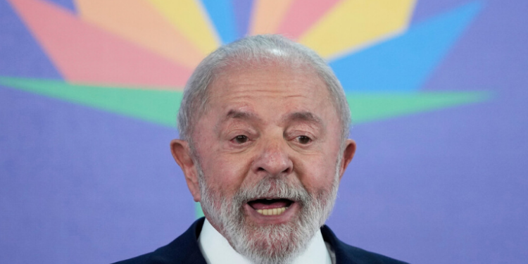O presidente Luiz Inácio Lula da Silva reagiu com firmeza nesta segunda-feira (7) à declaração feita por Donald Trump, atual presidente dos Estados Unidos, que ameaçou impor uma tarifa de 10% sobre países que se alinharem às políticas do BRICS.