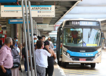 Decisão da Justiça do Rio garante gratuidade no transporte para idosos com 65 anos ou mais sem exigência do cartão Jaé. Documento com foto será suficiente, conforme o Estatuto do Idoso.