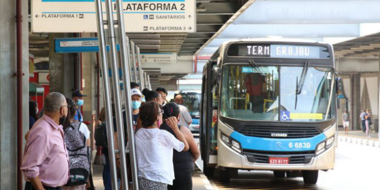 Decisão da Justiça do Rio garante gratuidade no transporte para idosos com 65 anos ou mais sem exigência do cartão Jaé. Documento com foto será suficiente, conforme o Estatuto do Idoso.