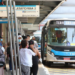 Decisão da Justiça do Rio garante gratuidade no transporte para idosos com 65 anos ou mais sem exigência do cartão Jaé. Documento com foto será suficiente, conforme o Estatuto do Idoso.