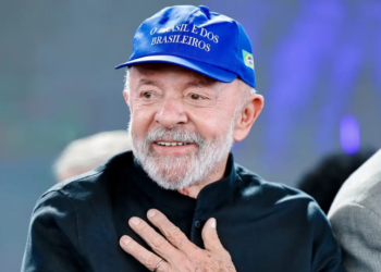 Lula afirma que jornada 6x1 está ultrapassada e anuncia discussão por novo modelo. Proposta no Congresso esbarra em preocupações do setor empresarial.